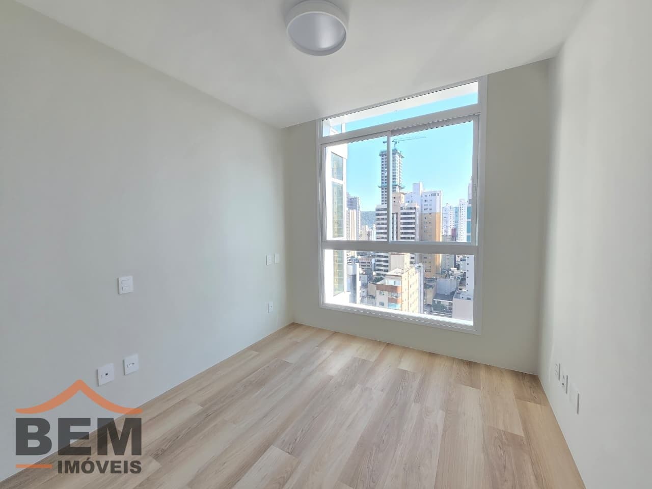 Apartamento para Locação com 2 quartos e 90m² no bairro Centro, em Balneário Camboriú
