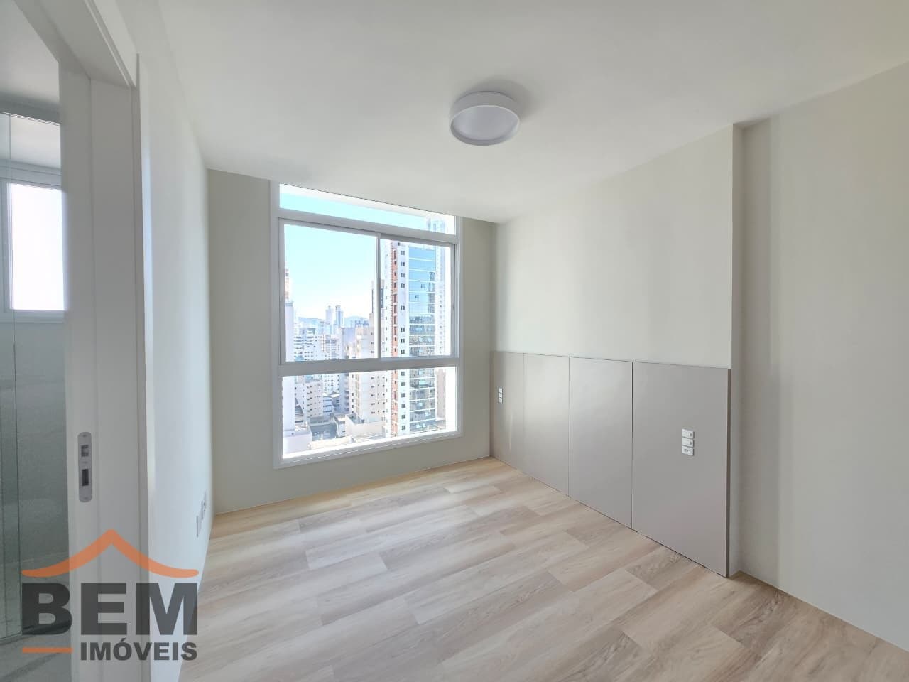 Apartamento para Locação com 2 quartos e 90m² no bairro Centro, em Balneário Camboriú