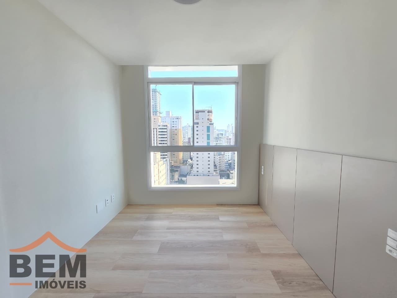 Apartamento para Locação com 2 quartos e 90m² no bairro Centro, em Balneário Camboriú