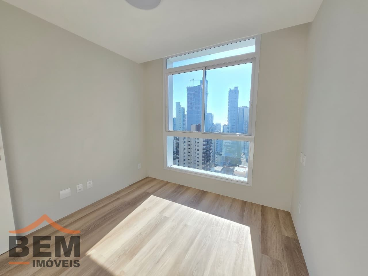 Apartamento para Locação com 2 quartos e 90m² no bairro Centro, em Balneário Camboriú