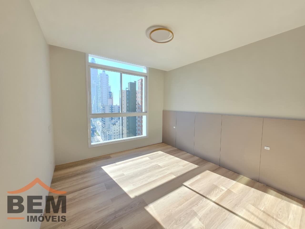 Apartamento para Locação com 2 quartos e 90m² no bairro Centro, em Balneário Camboriú