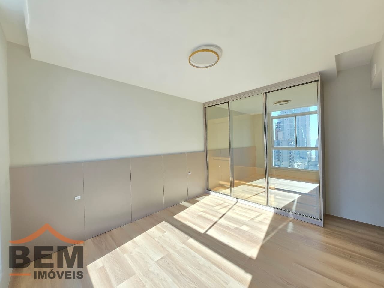 Apartamento para Locação com 2 quartos e 90m² no bairro Centro, em Balneário Camboriú
