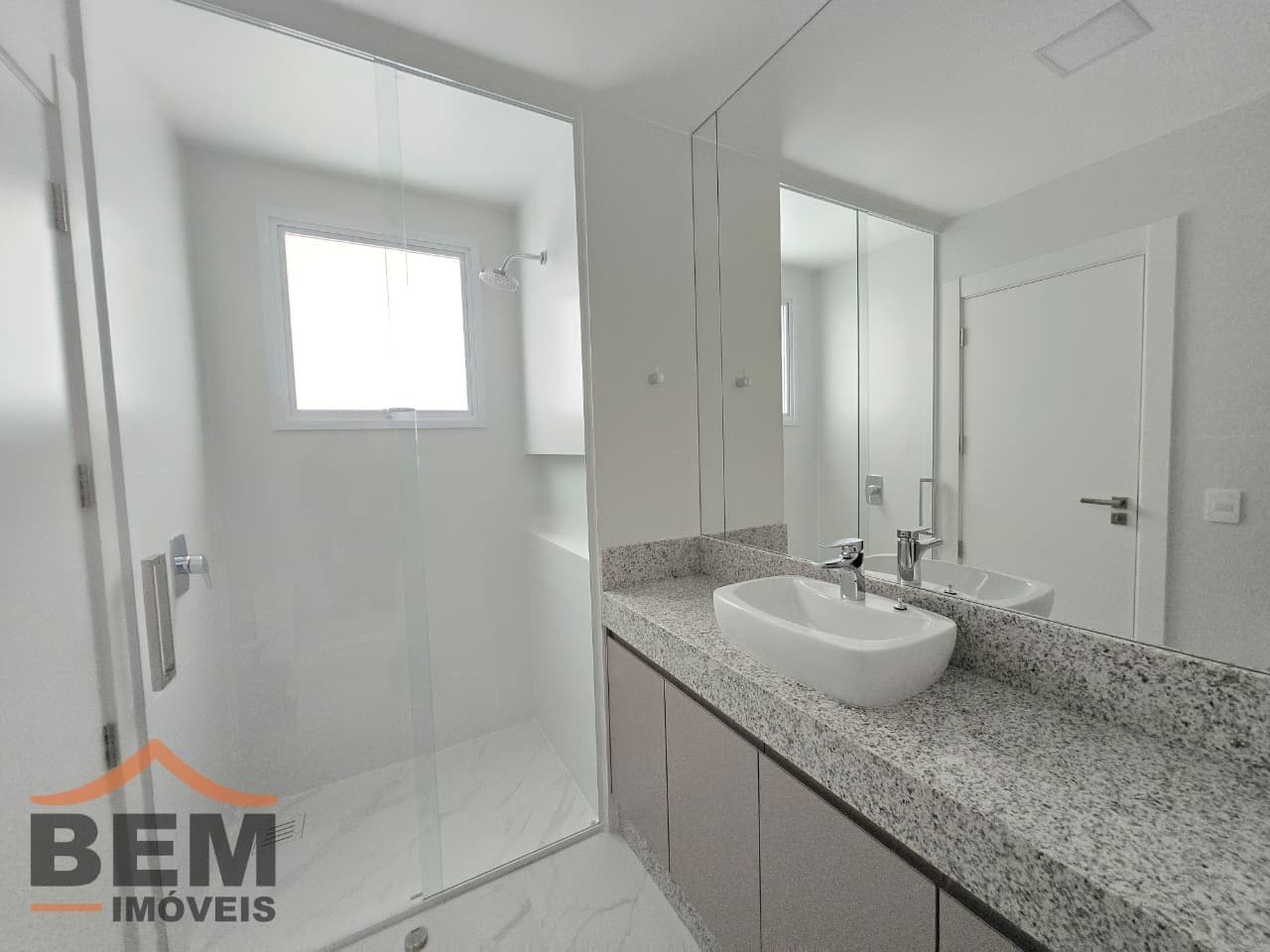 Apartamento para Locação com 2 quartos e 90m² no bairro Centro, em Balneário Camboriú