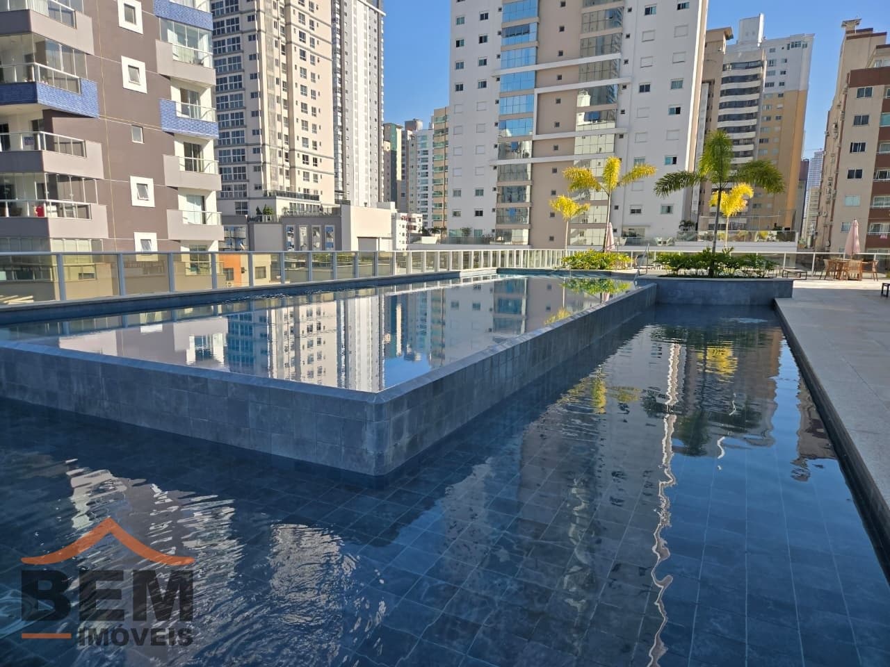 Apartamento para Locação com 2 quartos e 90m² no bairro Centro, em Balneário Camboriú