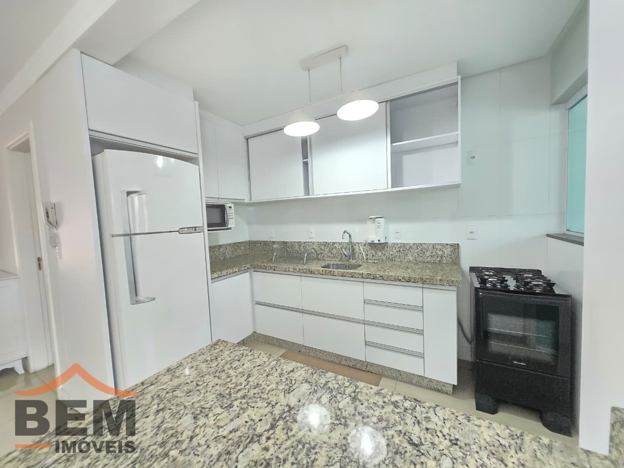 Apartamento para Locação com 2 quartos e 140m² no bairro Centro, em Balneário Camboriú: COZINHA