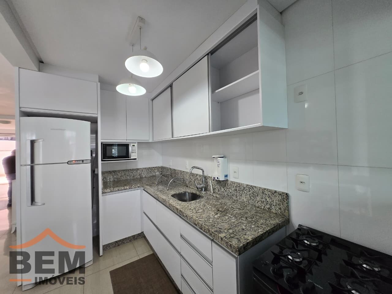 Apartamento para Locação com 2 quartos e 140m² no bairro Centro, em Balneário Camboriú: COZINHA