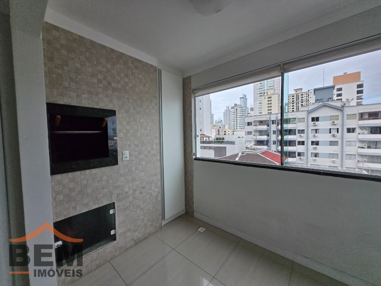 Apartamento para Locação com 2 quartos e 140m² no bairro Centro, em Balneário Camboriú: SACADA COM CHURRASQUEIRA