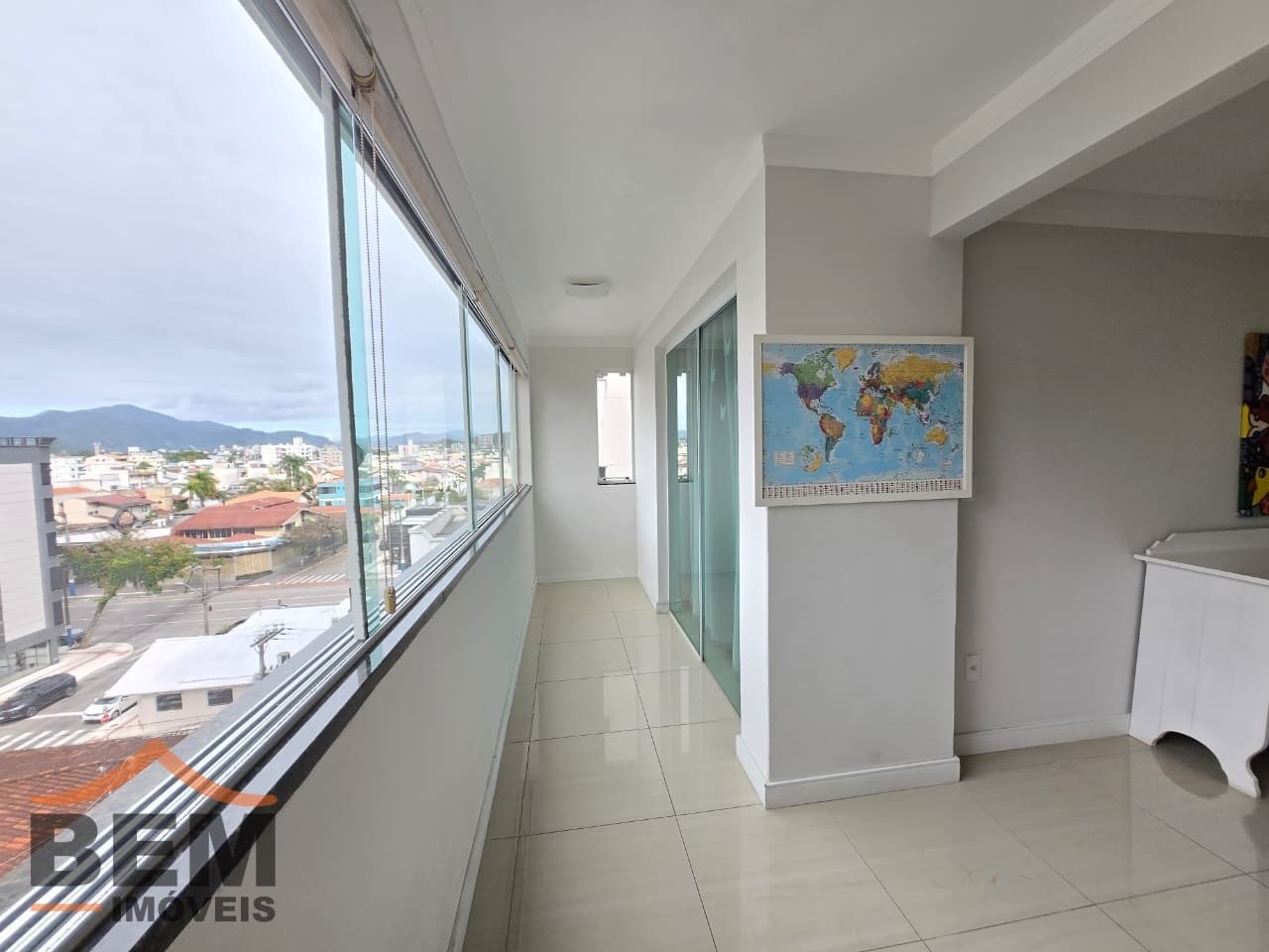 Apartamento para Locação com 2 quartos e 140m² no bairro Centro, em Balneário Camboriú: SACADA COM CHURRASQUEIRA