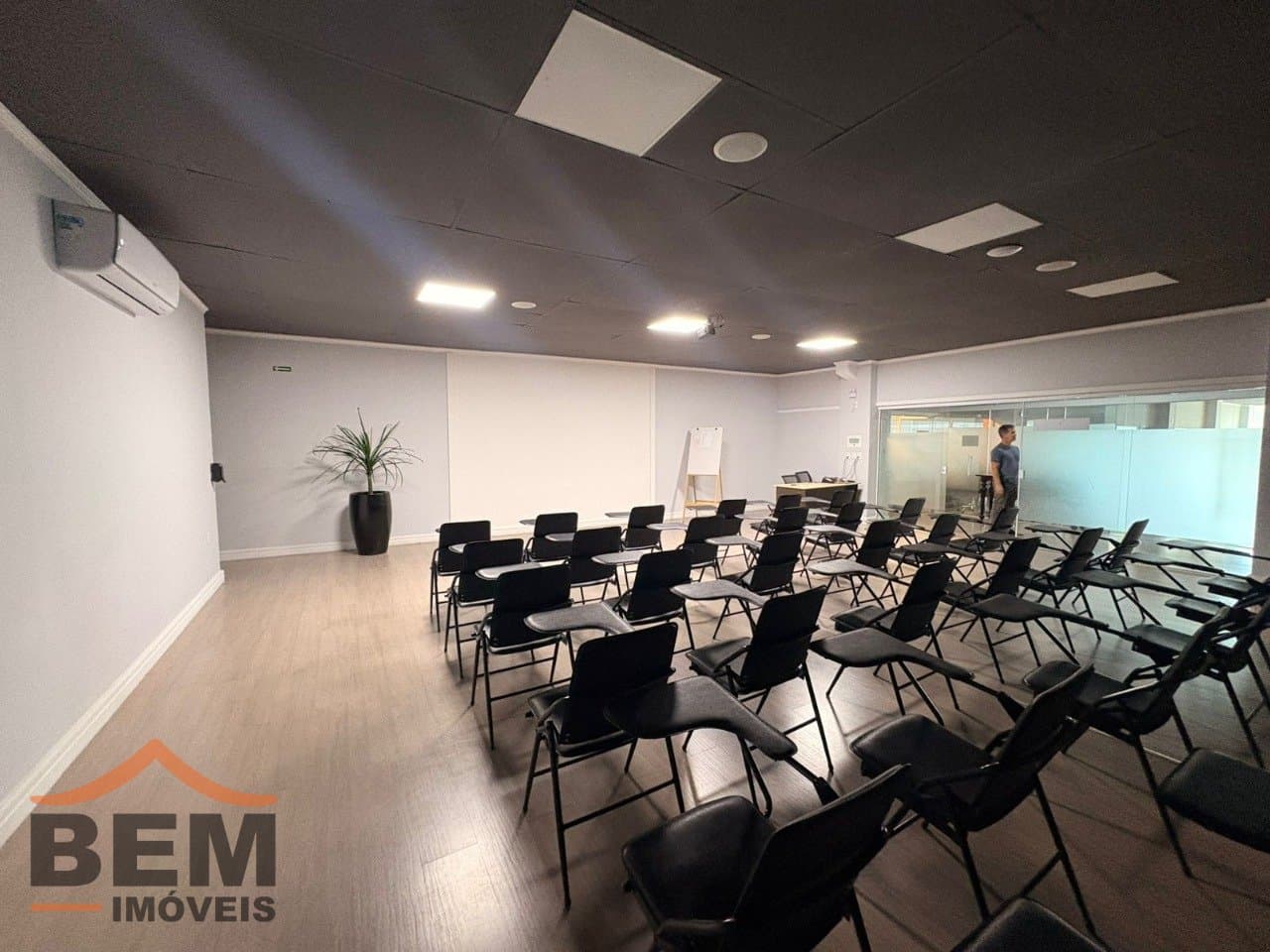 Sala Comercial para Locação com 300m² no bairro Praia Brava, em Itajaí