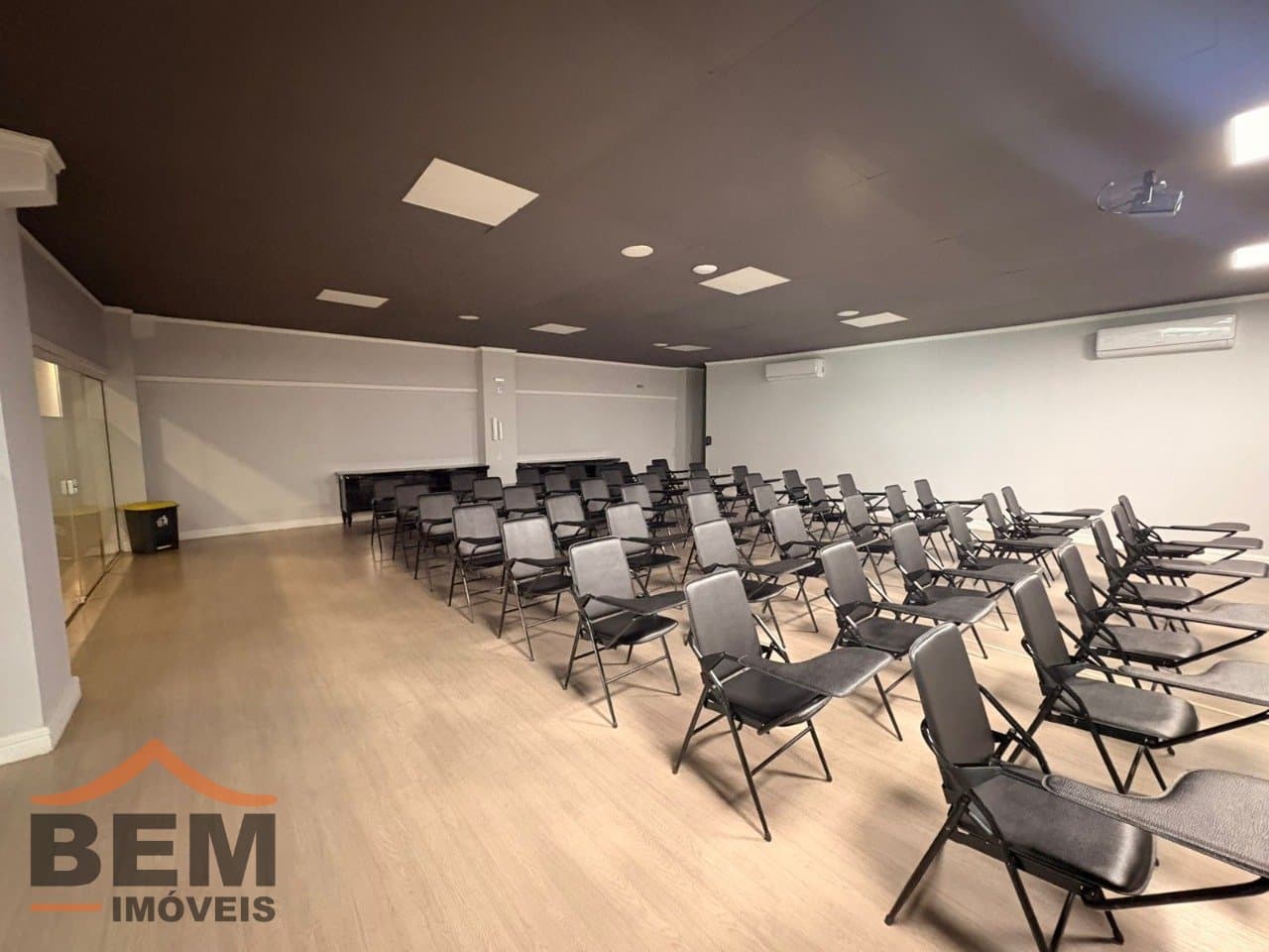 Sala Comercial para Locação com 300m² no bairro Praia Brava, em Itajaí