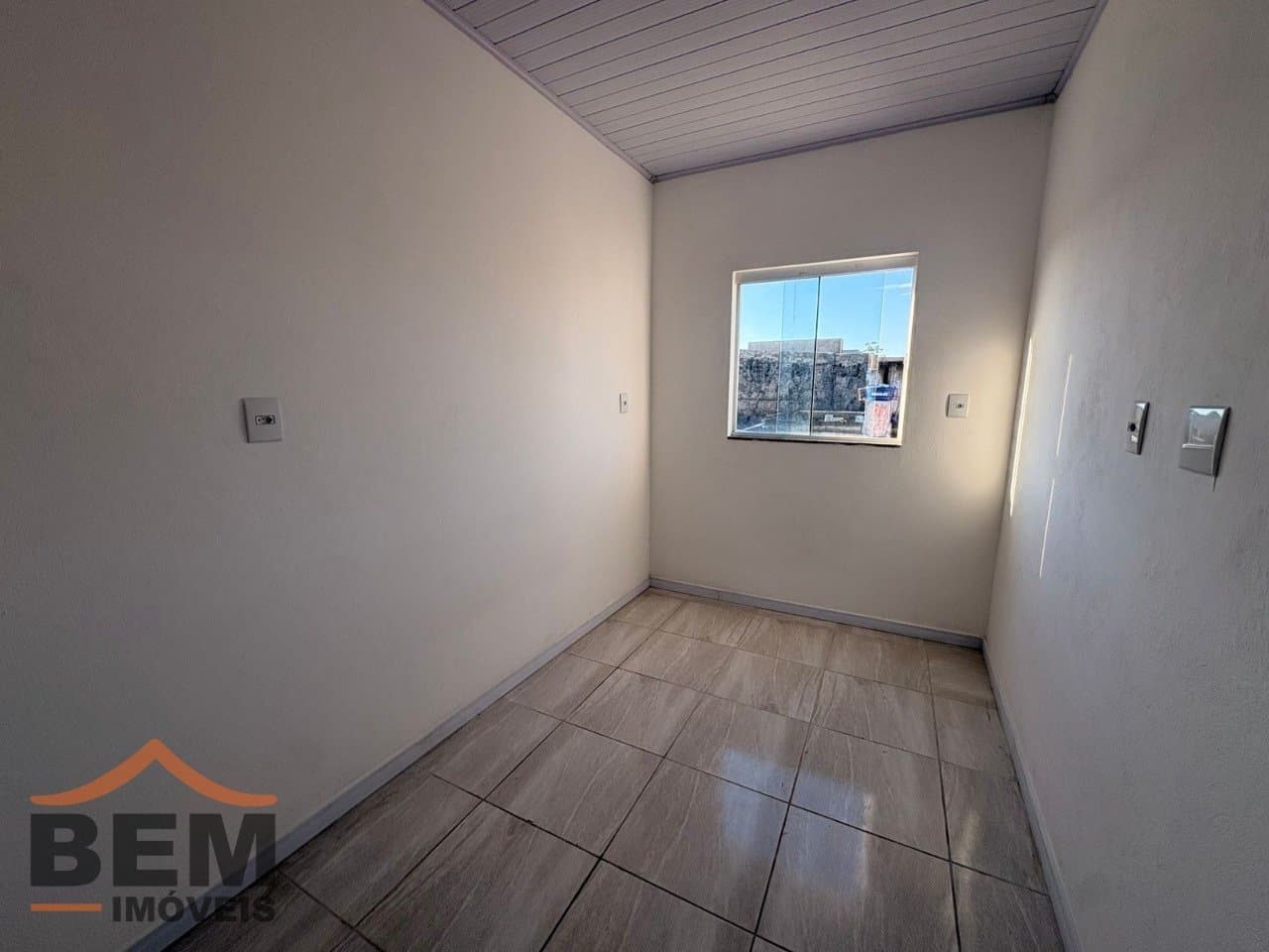 Kitnet para Locação com 2 quartos e 27m² no bairro Santa Regina, em Itajaí
