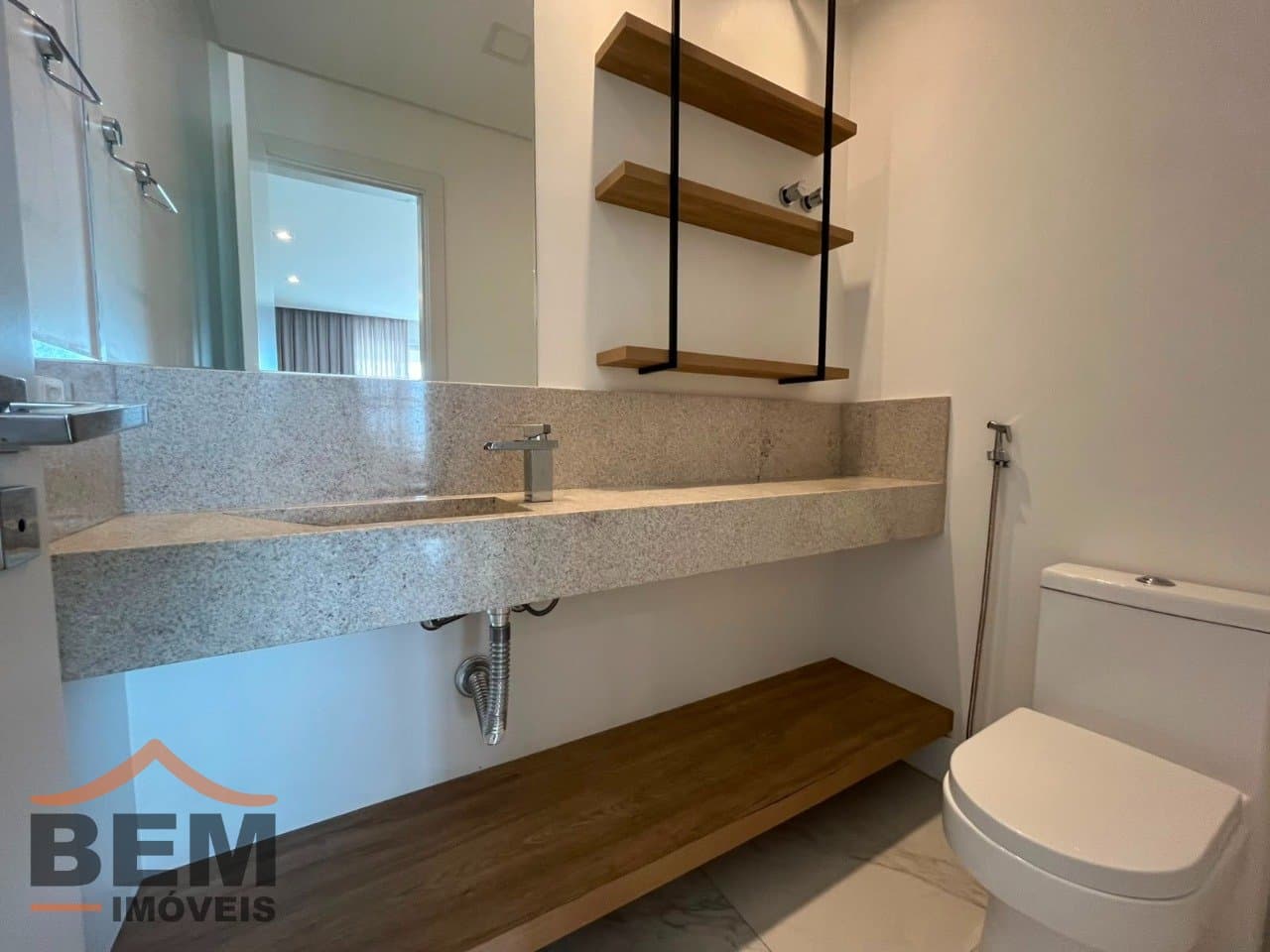 Apartamento para Locação com 3 quartos e 197m² no bairro Balneário Santa Clara, em Itajaí