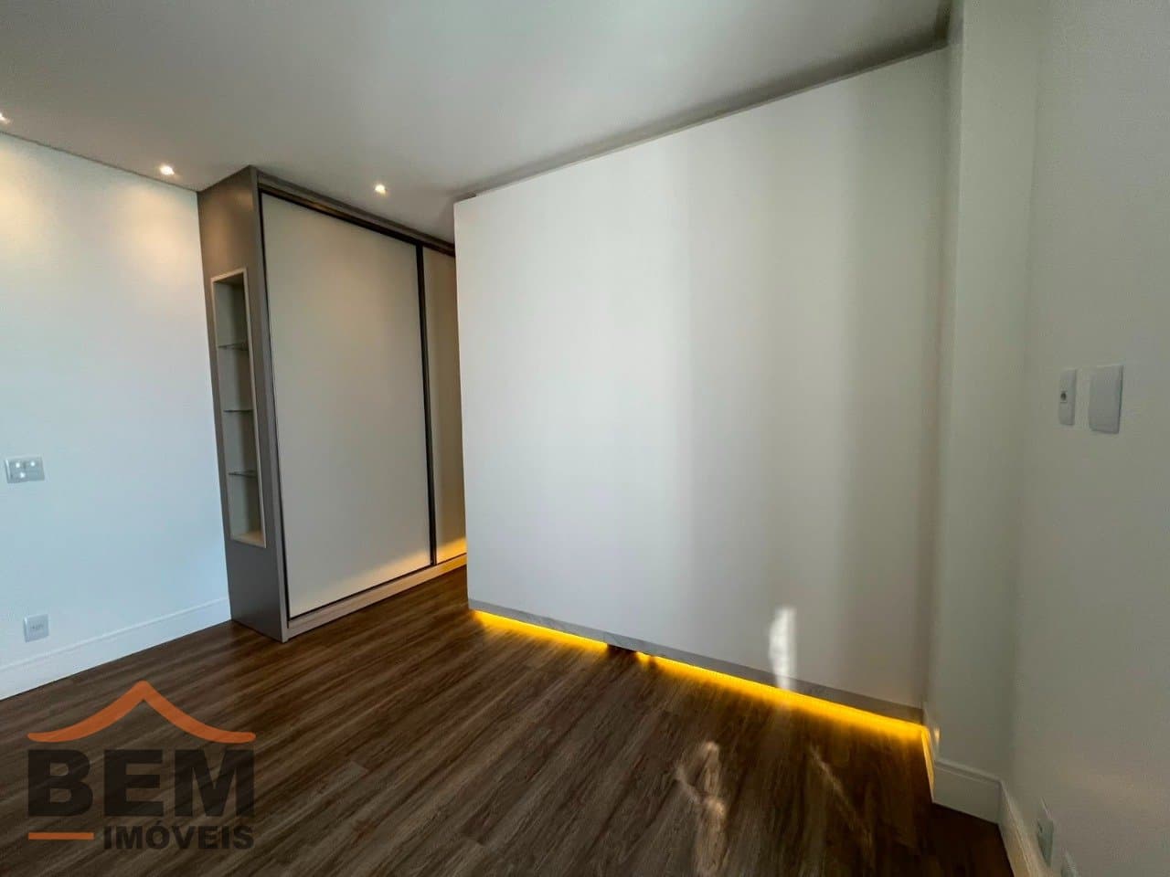 Apartamento para Locação com 3 quartos e 197m² no bairro Balneário Santa Clara, em Itajaí