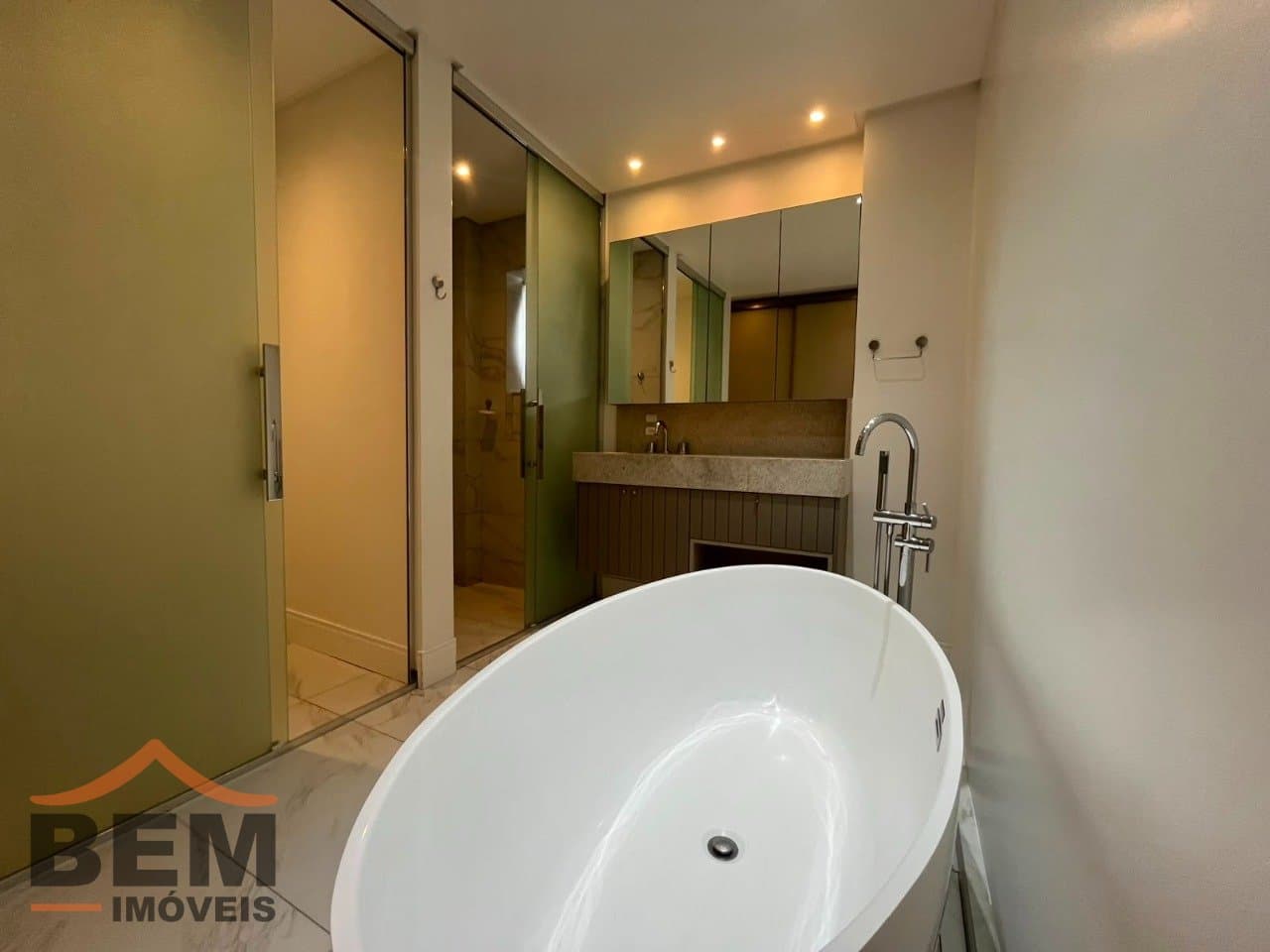 Apartamento para Locação com 3 quartos e 197m² no bairro Balneário Santa Clara, em Itajaí