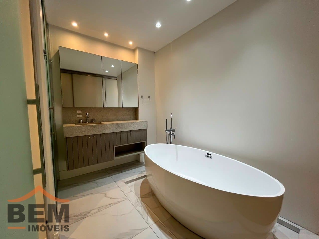 Apartamento para Locação com 3 quartos e 197m² no bairro Balneário Santa Clara, em Itajaí