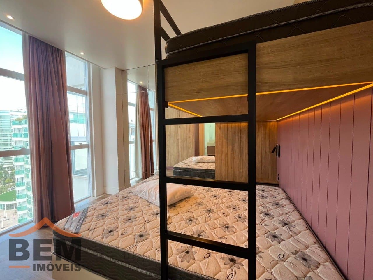 Apartamento para Locação com 3 quartos e 197m² no bairro Balneário Santa Clara, em Itajaí