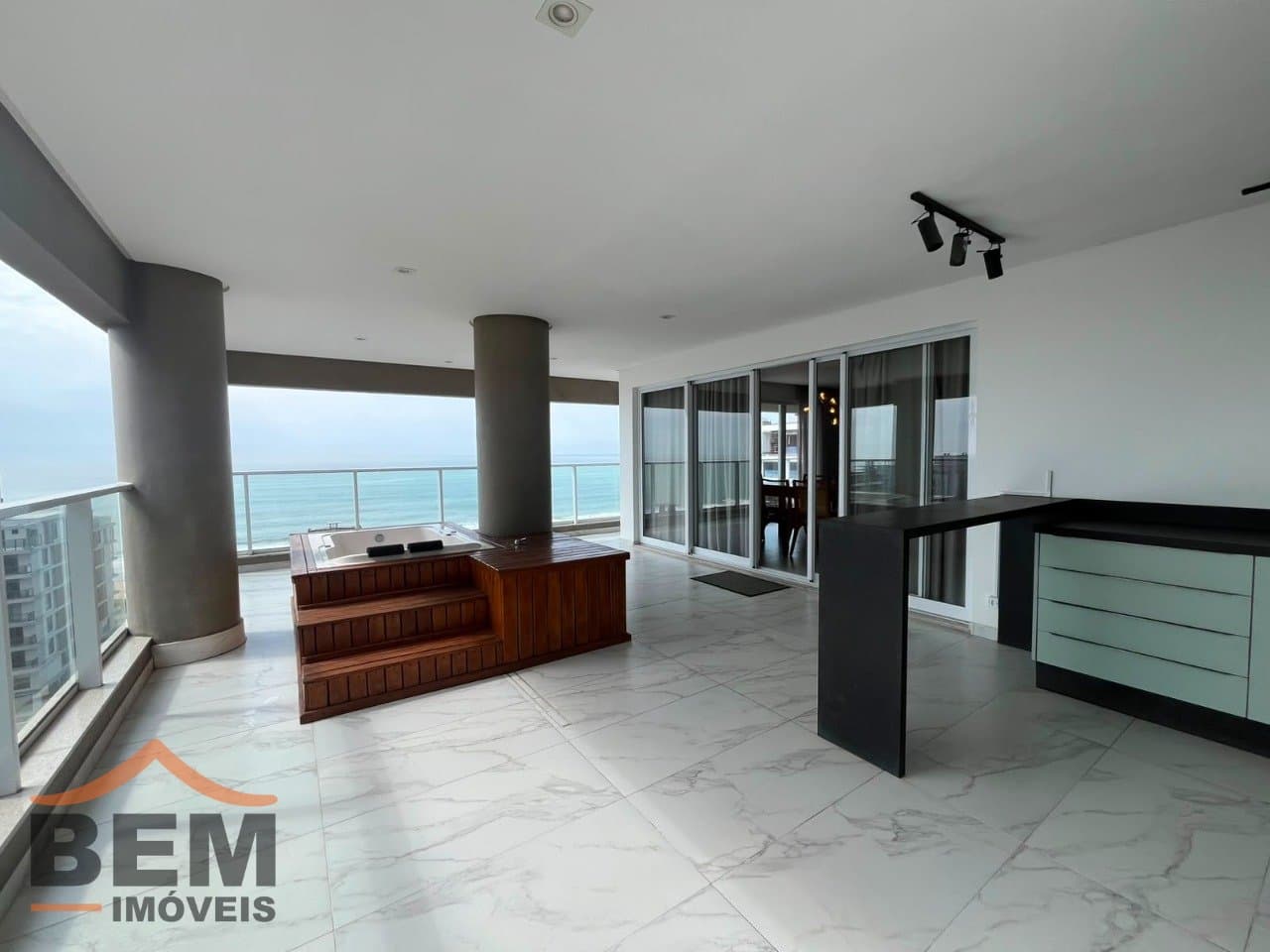 Apartamento para Locação com 3 quartos e 197m² no bairro Balneário Santa Clara, em Itajaí