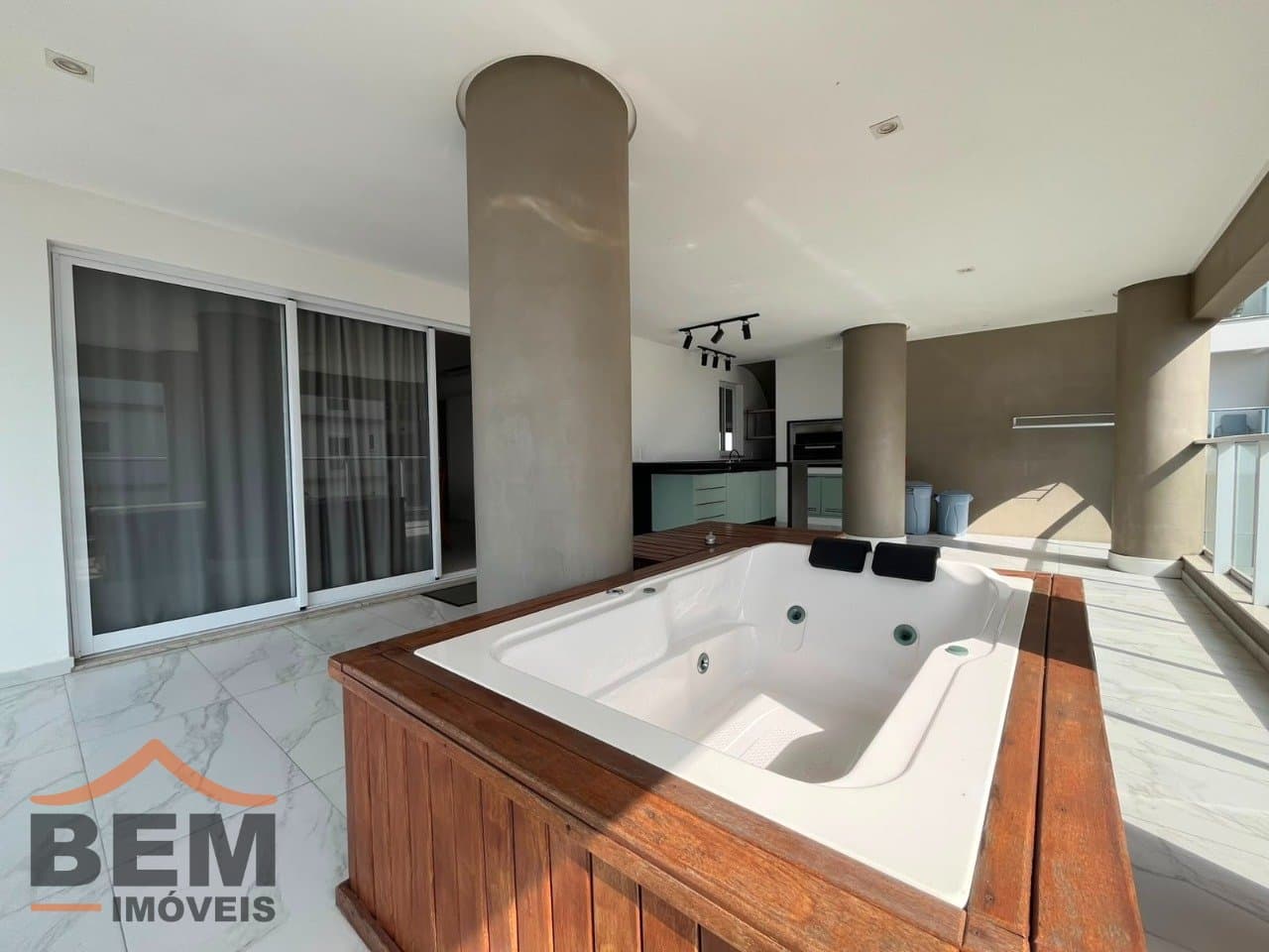 Apartamento para Locação com 3 quartos e 197m² no bairro Balneário Santa Clara, em Itajaí