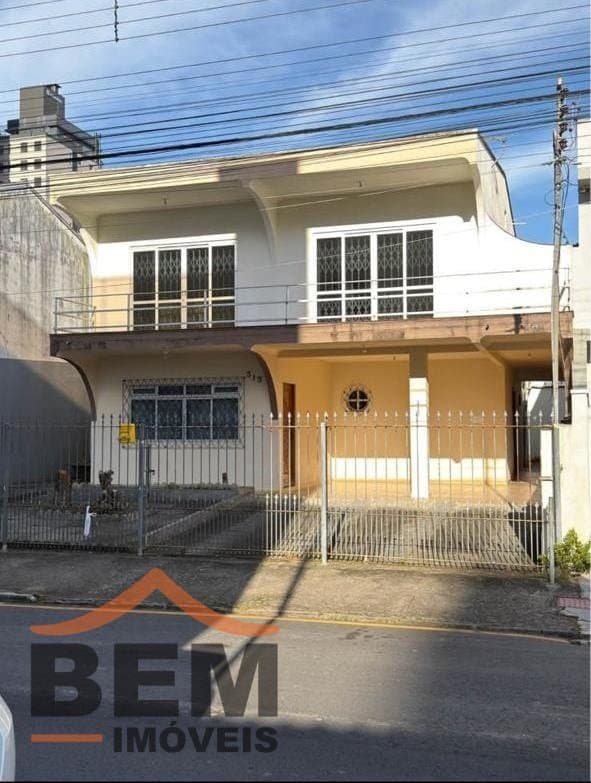 Casa para Locação com 5 quartos e 230m² no bairro Centro, em Balneário Camboriú