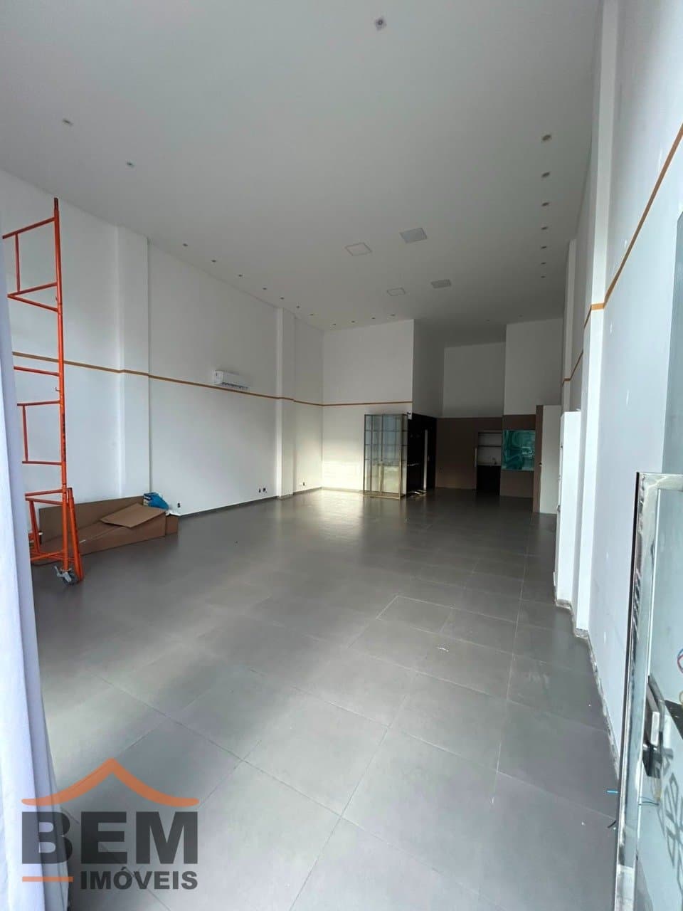 Sala Comercial para Locação com 110m² no bairro Centro, em Balneário Camboriú