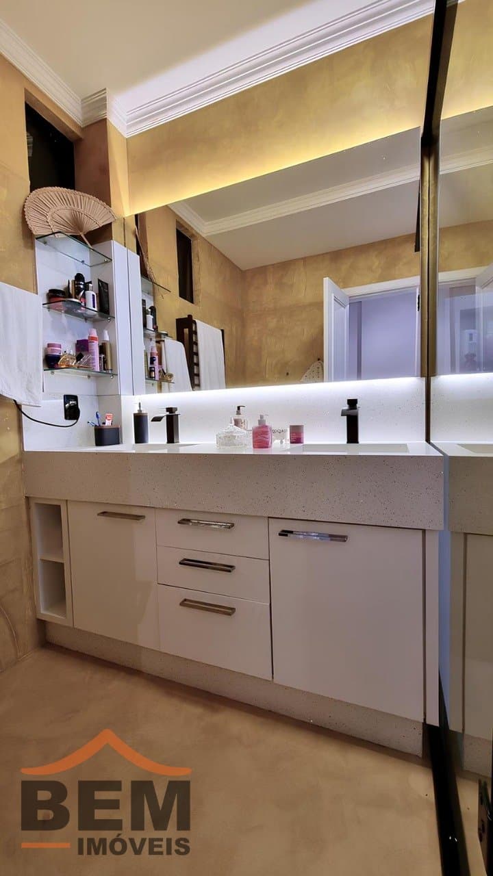 Casa para Venda com 4 quartos e 350m² no bairro Ariribá, em Balneário Camboriú
