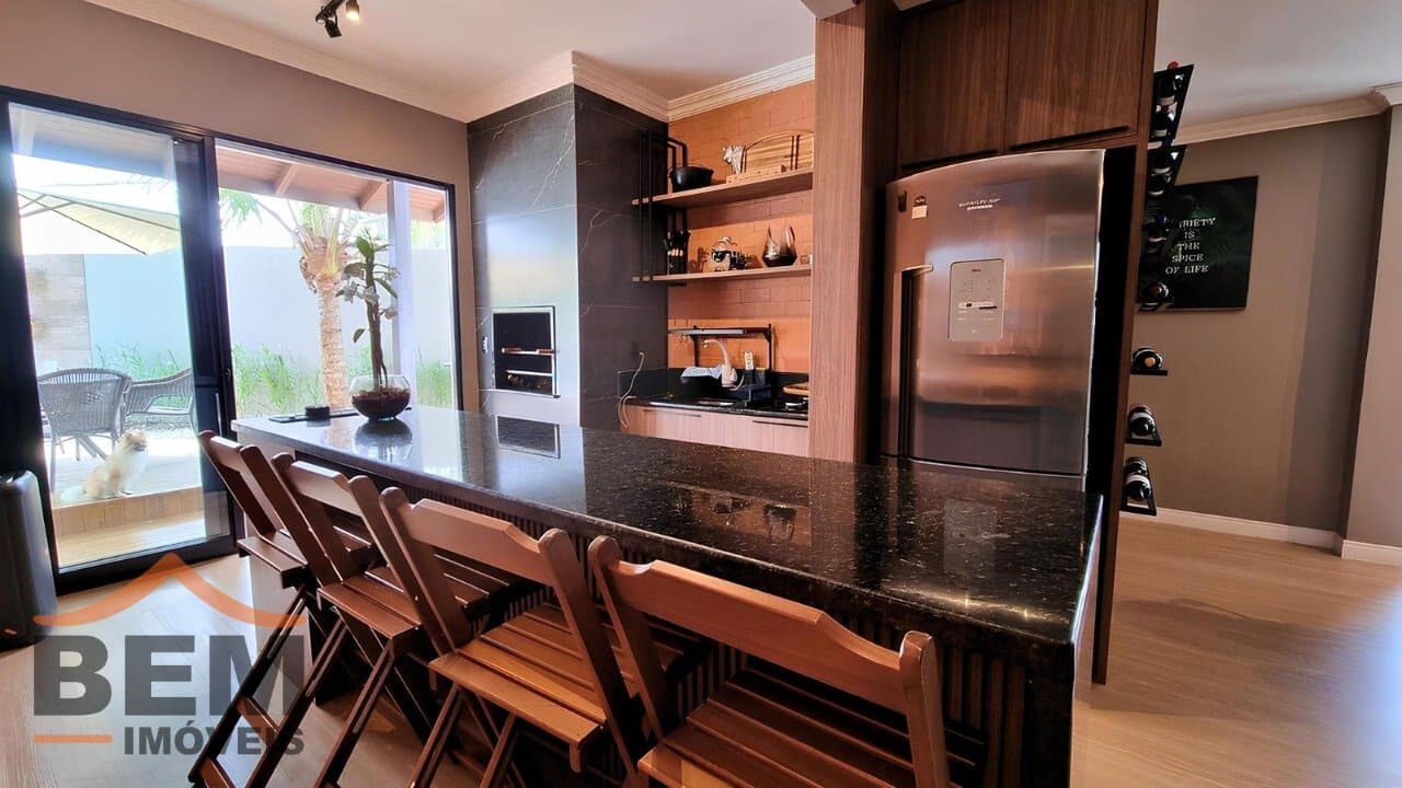 Casa para Venda com 4 quartos e 350m² no bairro Ariribá, em Balneário Camboriú