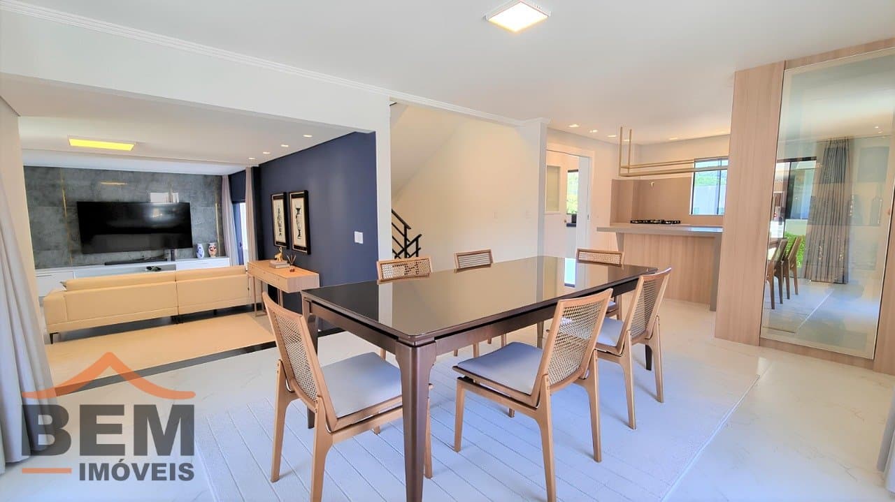 Casa para Venda com 4 quartos e 350m² no bairro Ariribá, em Balneário Camboriú