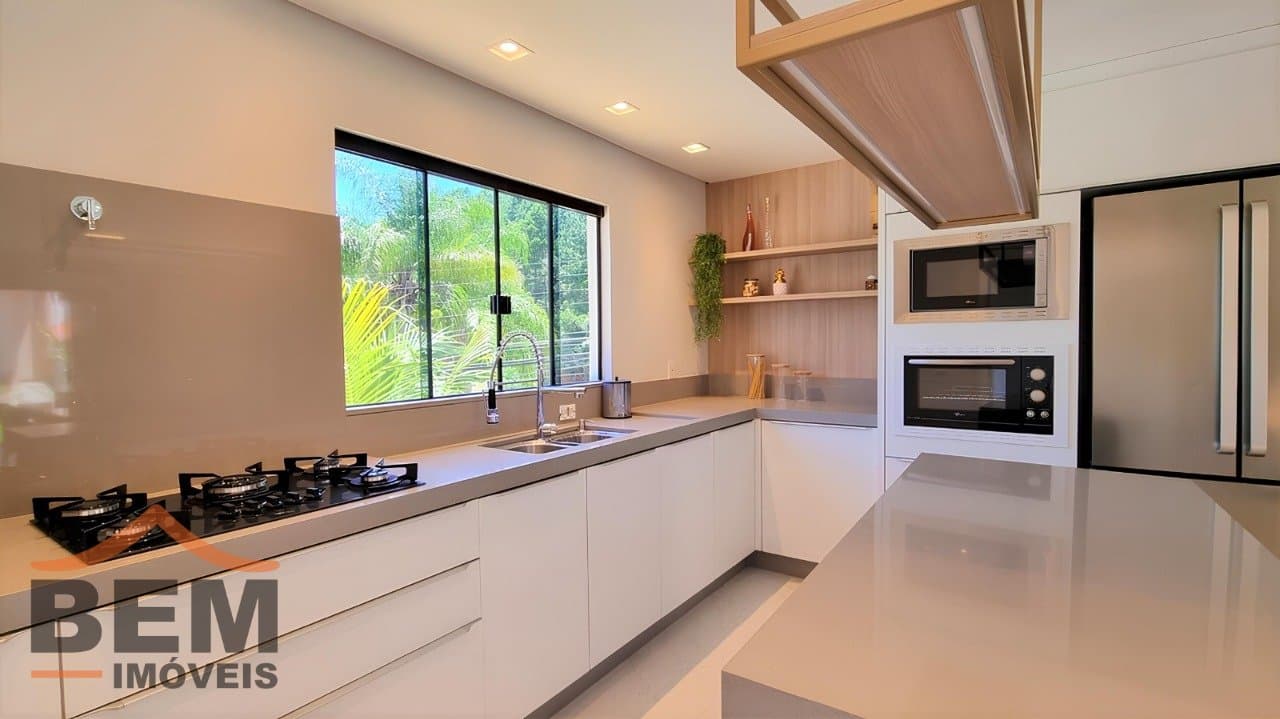 Casa para Venda com 4 quartos e 350m² no bairro Ariribá, em Balneário Camboriú