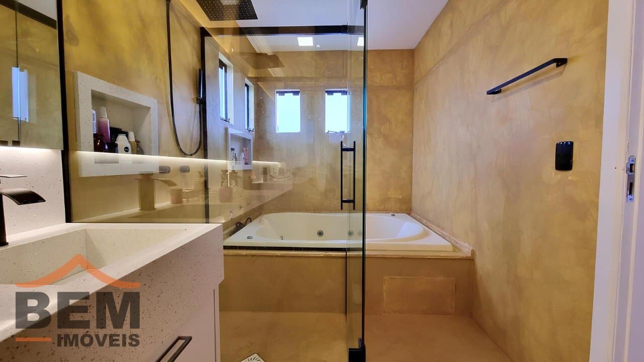 Casa para Venda com 4 quartos e 350m² no bairro Ariribá, em Balneário Camboriú